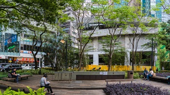 InPARK在人烟稠密的商业区发挥绿肺功能，并为在附近工作或生活的人提供一个宁静空间。